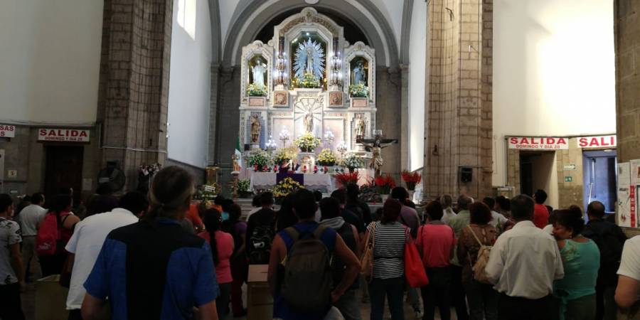 Devotos de San Judas Tadeo no dejan de visitarlo - ContraRéplica - Noticias