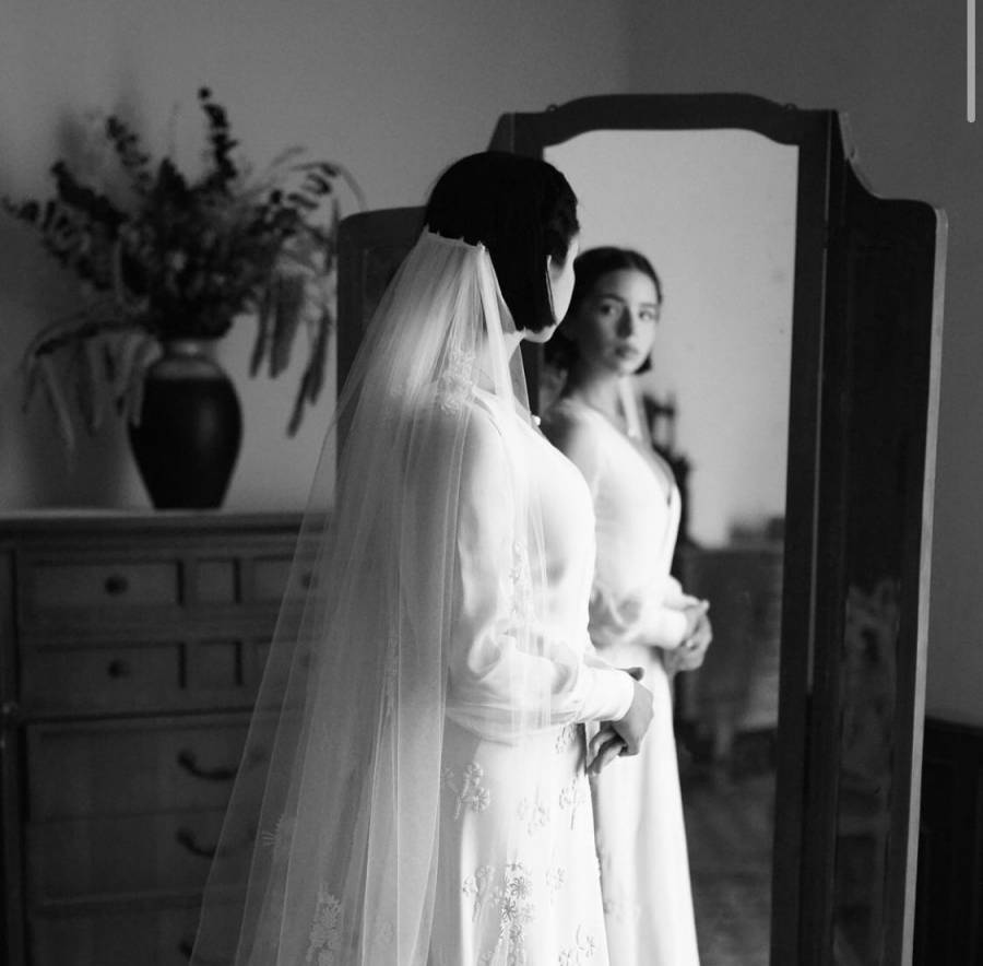 Video: Vestida de novia, Ángela Aguilar estrena Ahí donde me ven - ContraRéplica - Noticias Video: Vestida de novia, Ángela Aguilar estrena Ahí donde me ven - ContraRéplica - Noticias