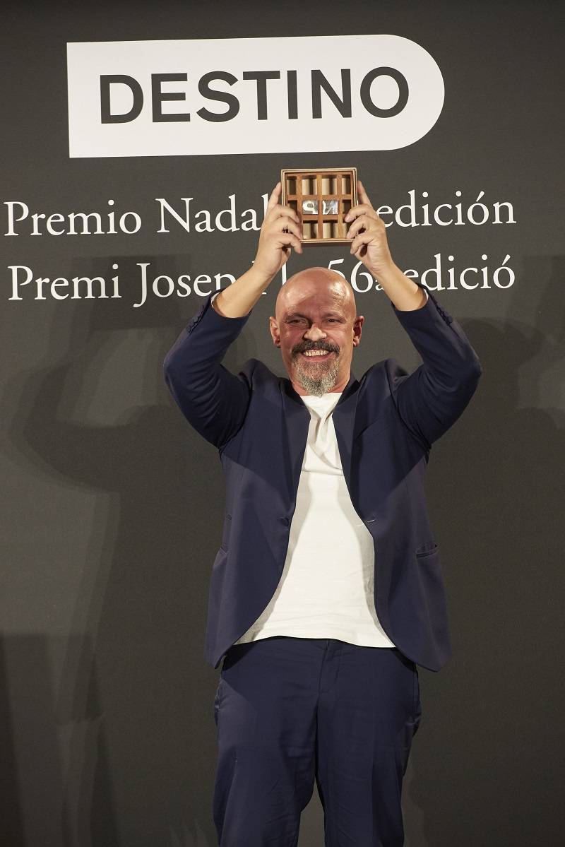 Bajo tierra seca, de César Pérez Gellida, gana Premio Nadal de Novela 2024  - ContraRéplica - Noticias