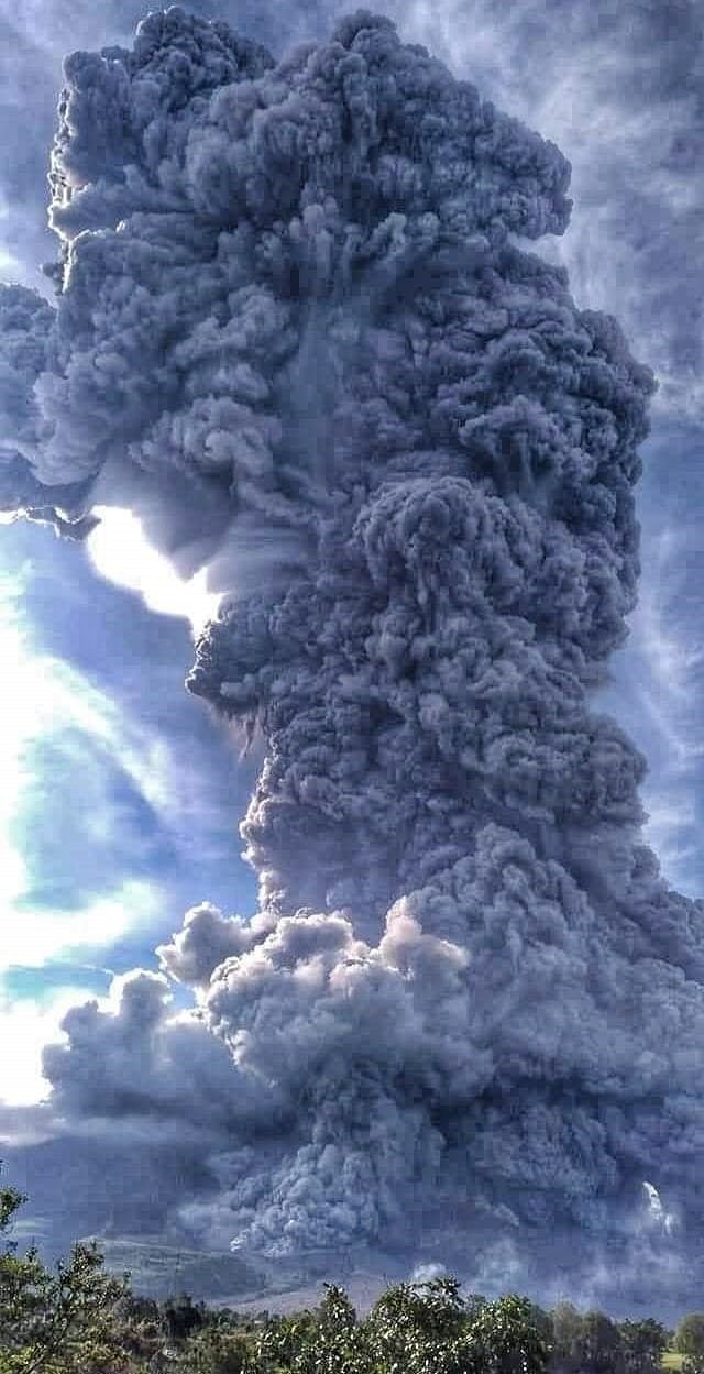 Entra en erupción el volcán monte Sinabung, en Indonesia