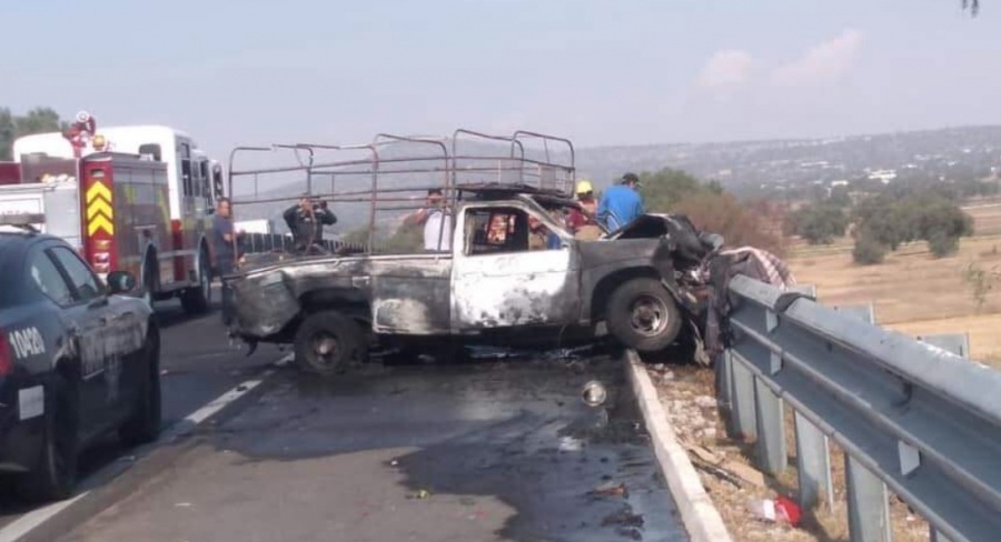 Tres heridos deja choque entre camioneta de peregrinos y un tráiler