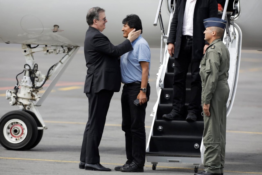 Aterriza en el AICM avión de la Fuerza Aérea donde viaja Evo Morales