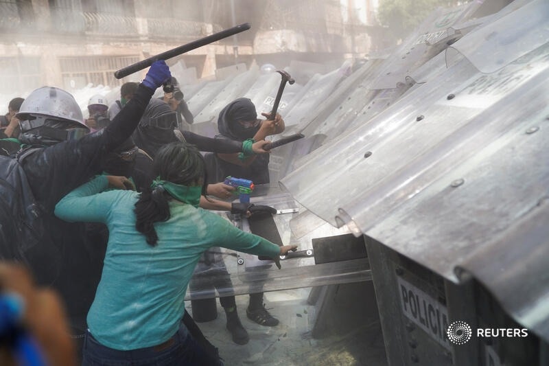 Al inicio de la marcha por la despenalización del aborto, Feministas agreden a policías