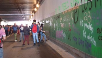 Encapuchados realizan pintas en bajo puente de Eje Central