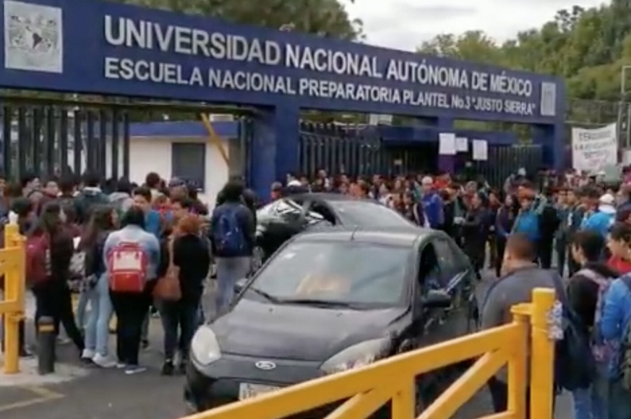 [Video] Encapuchados toman Prepa 3 de la UNAM; denuncian acoso sexual