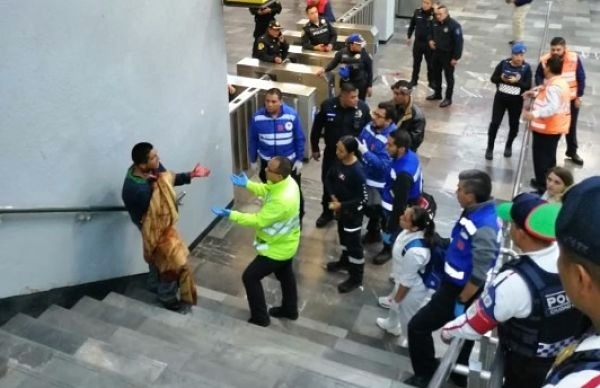 Sujeto se corta el cuello en Metro Pantitlán