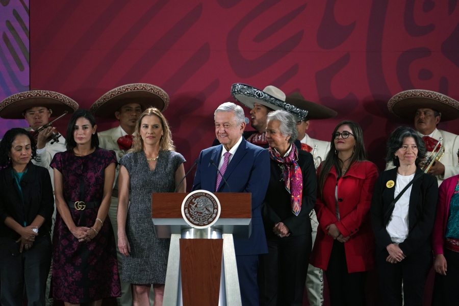 Celebra AMLO a mamás con mariachis