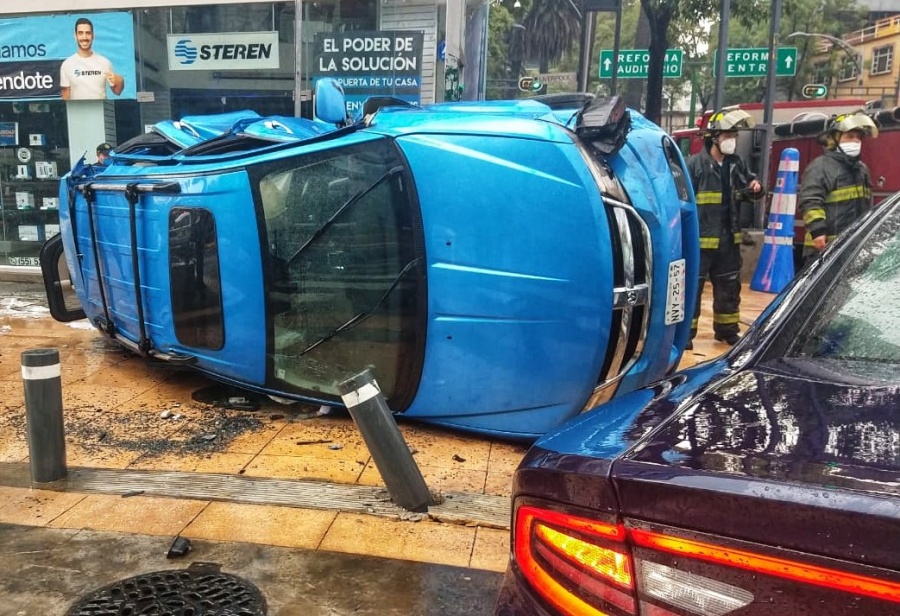 Debido a lluvias en la capital patrulla choca contra camioneta