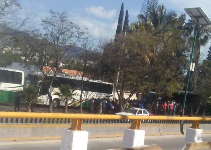Normalistas de Ayotzinapa toman tres autobuses de pasajeros
