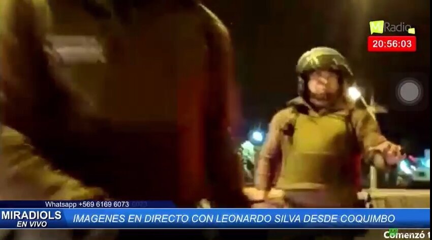 Carabineros apuntan a un reportero en Chile en una transmisión en vivo