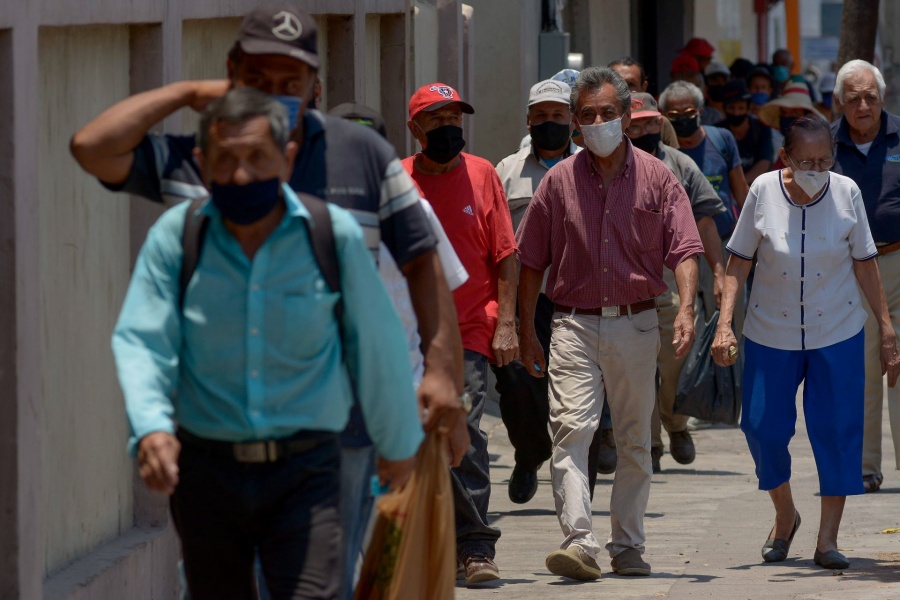 Covid-19 no se transmite al aire libre; científicos recomiendan la sana distancia para evitar contagios