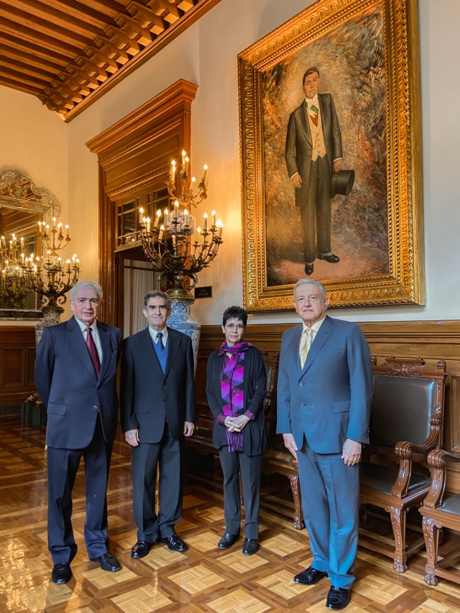 AMLO recibe a nietos de Adolfo de la Huerta, ex presidente de México