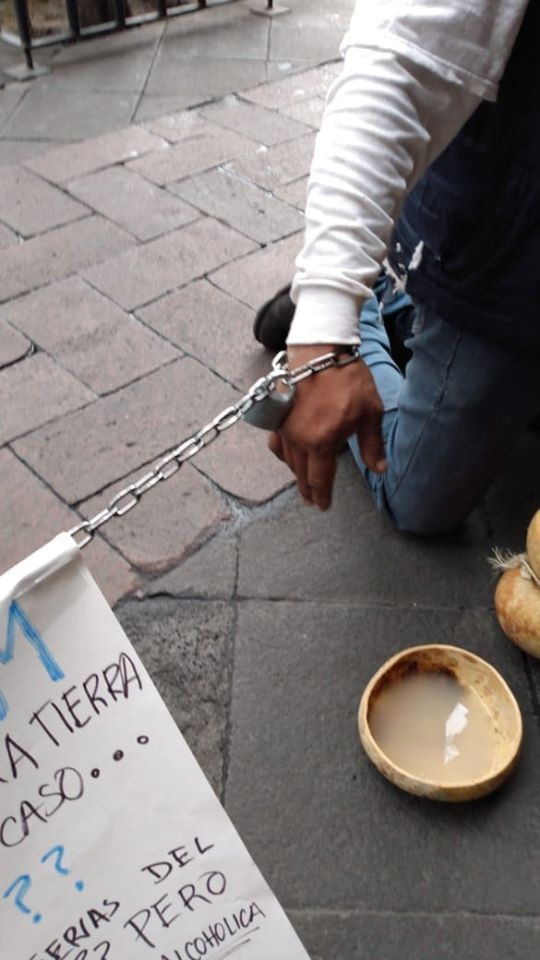 Un individuo se encadena para que lo reciba la jefa de Gobierno