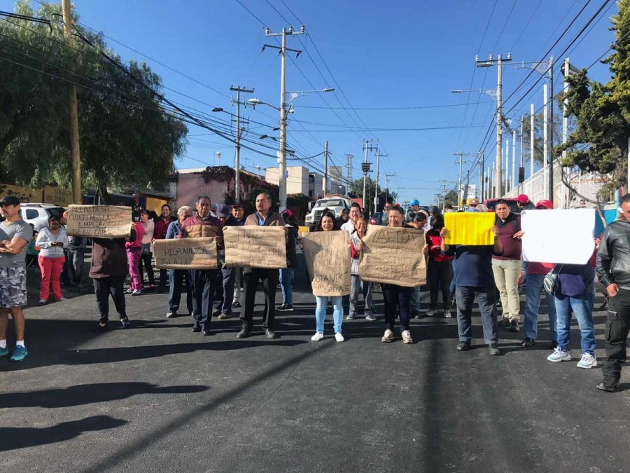 Vecinos bloquean avenida en Álvaro Obregón por falta de agua