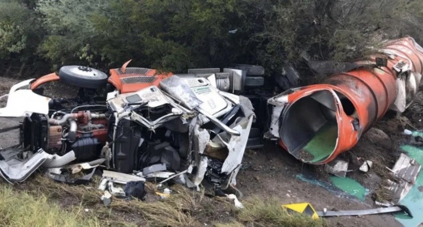 Vuelca pipa con 42 mil litros de diésel en carretera de Tamaulipas