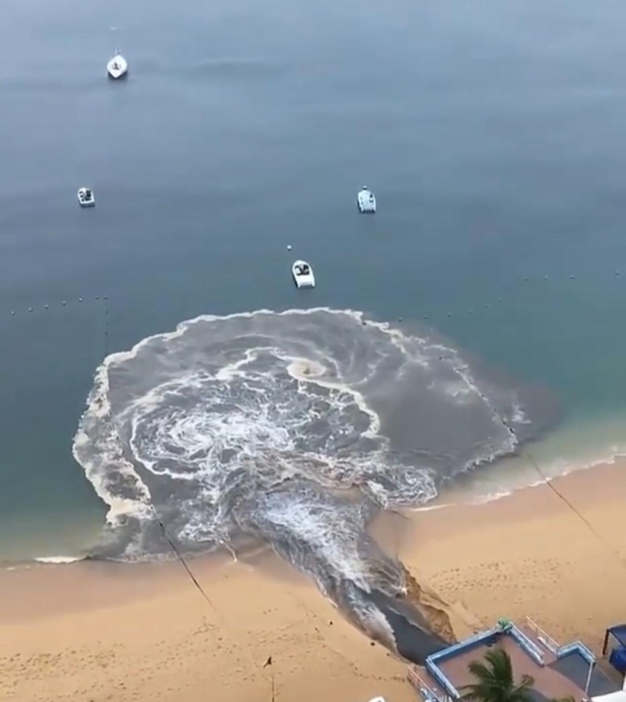 Conagua investiga derrame de aguas negras en bahía de Acapulco