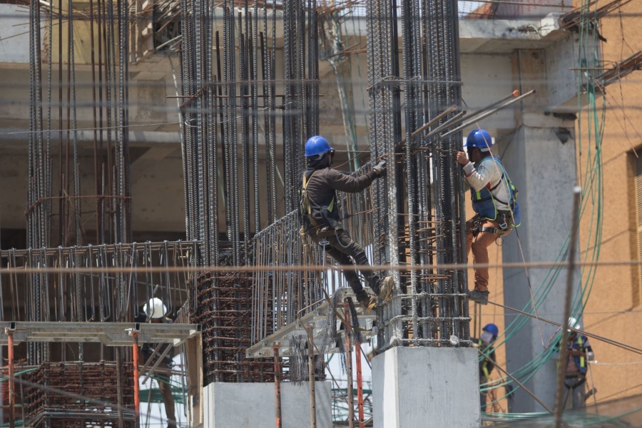 REACTIVAN CONSTRUCCIÓN BAJO ESTRICTAS MEDIDAS DE SANIDAD