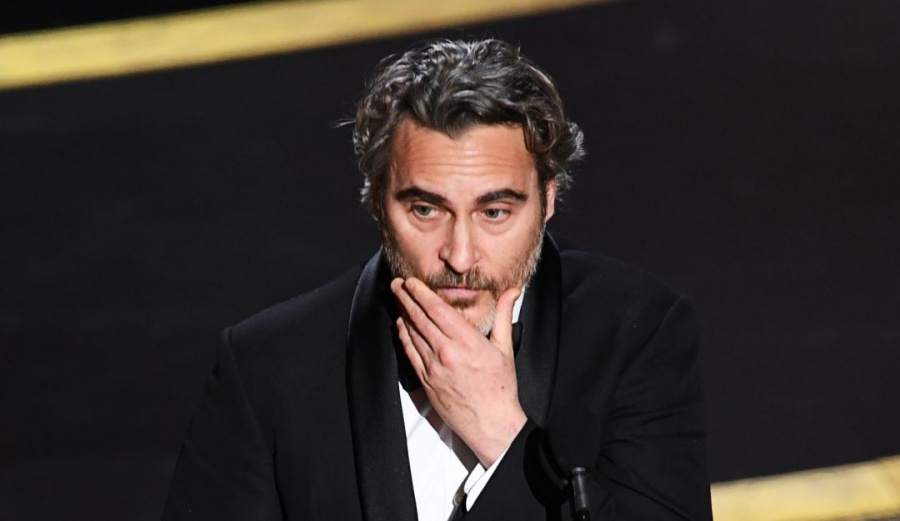 Celebra Joaquin Phoenix su Oscar con hamburguesas veganas