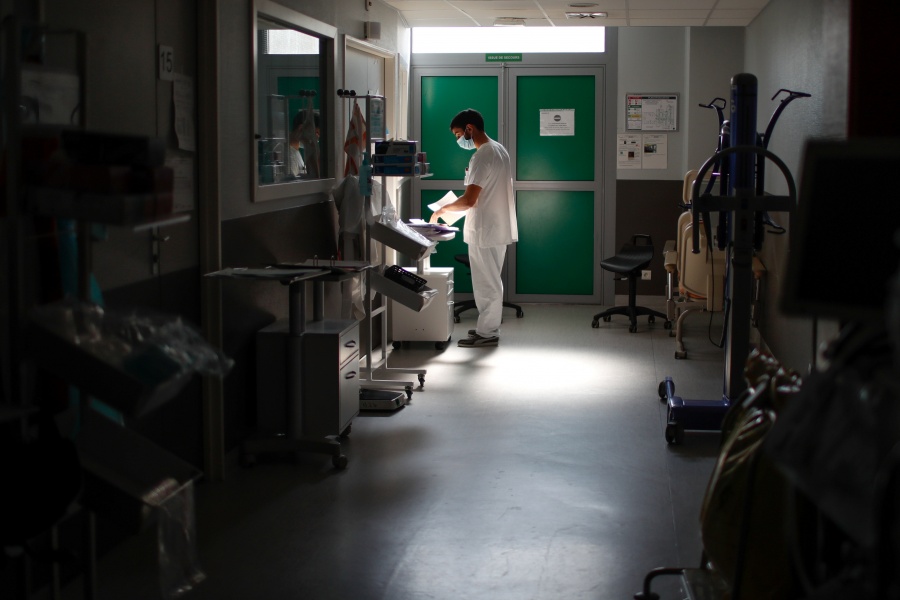 Alertan colapso de hospitales en París por COVID-19
