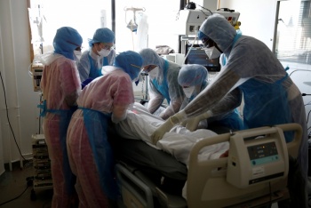 Francia reporta disminuci&oacute;n de muertos por Covid-19 en hospitales