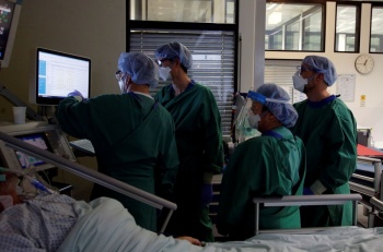 EEUU supera los 18 millones de casos de COVID-19 entre temores por nueva variante