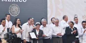 Pide AMLO a enfermeras denunciar corrupción en el sector
