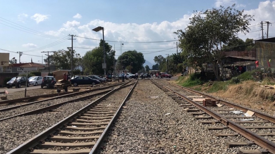 Maestros liberan tramo ferroviario de Caltzontzin