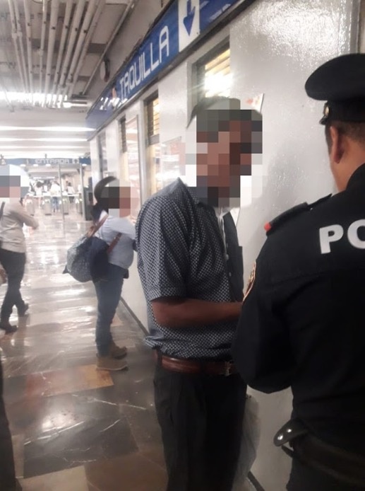 Buen samaritano entregó a la policía cadena de oro perdida en el Metro Zócalo