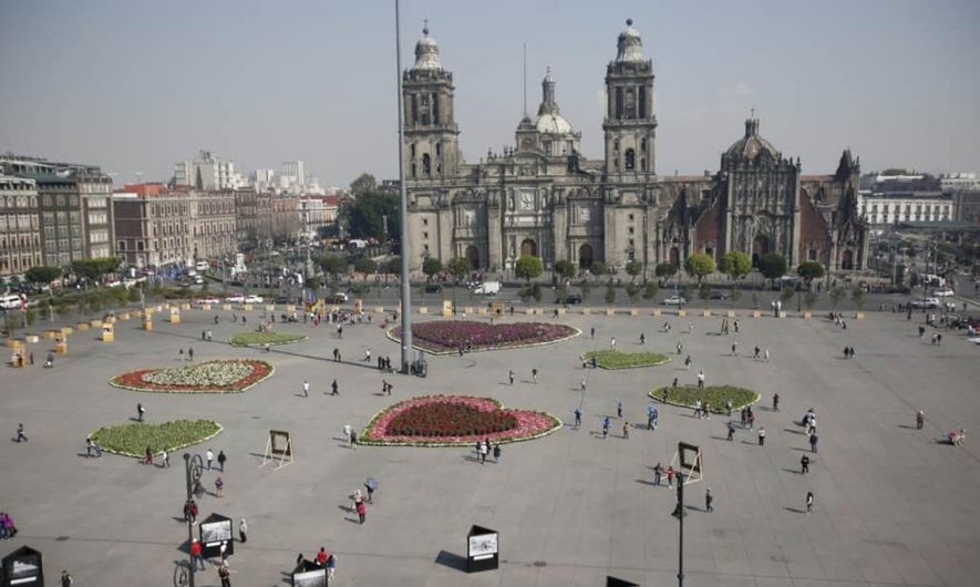 Se respira romanticismo en el Zócalo de la CDMX