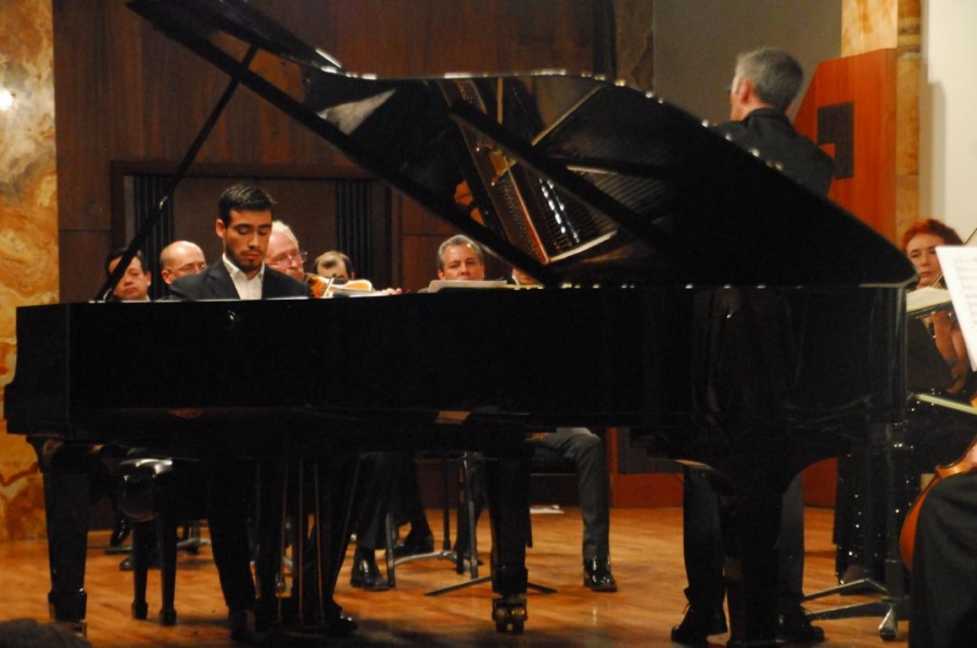 El pianista Sebastián Espinosa y la OCBA conquistan el Palacio de Bellas Artes