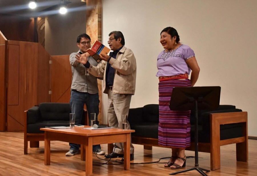 En Bellas Artes cantan en náhuatl con el poeta Natalio Hernández (Galería)