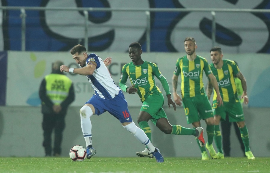 Héctor Herrera anota en la victoria del Porto sobre el Tondela