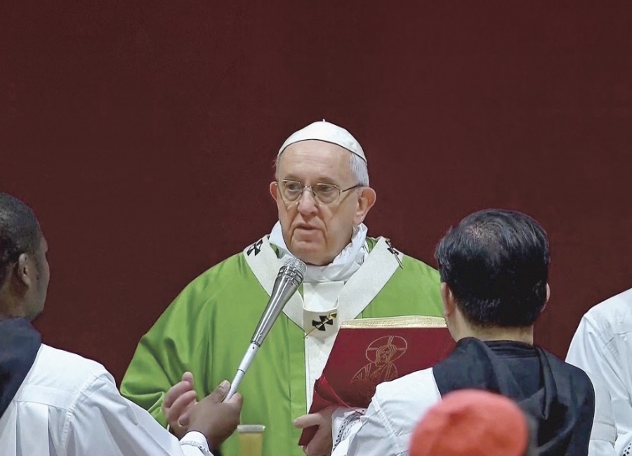 Papa amaga con la cárcel a pederastas