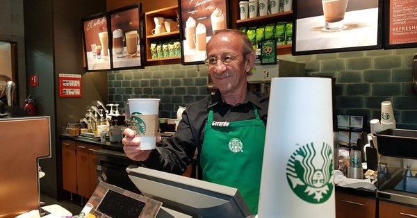 Starbucks da oportunidades a personas mayores