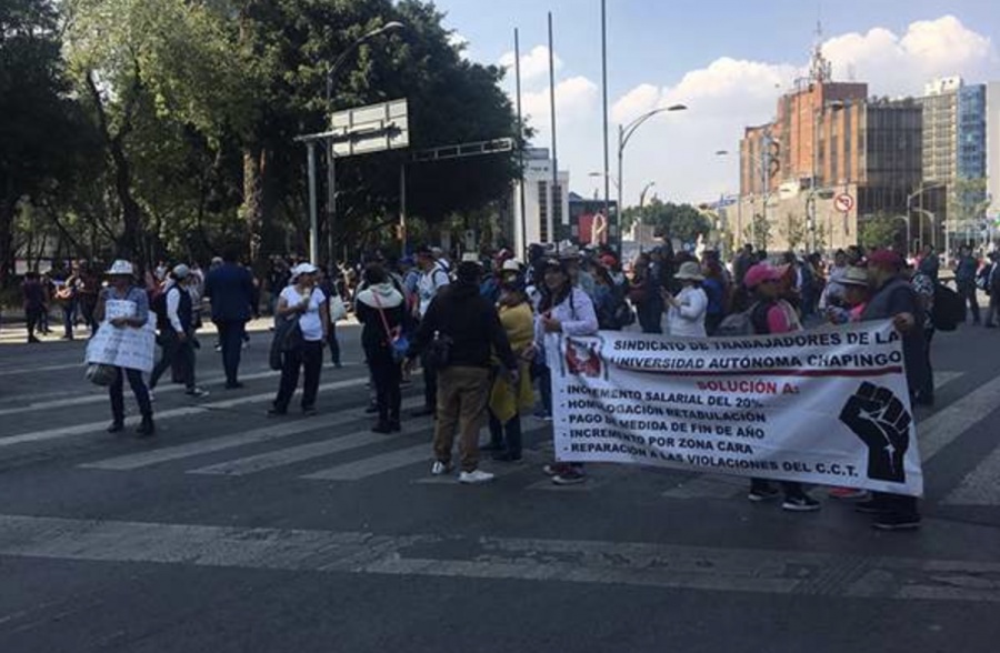 Trabajadores de la Universidad de Chapingo realizan manifestación por aumento salarial