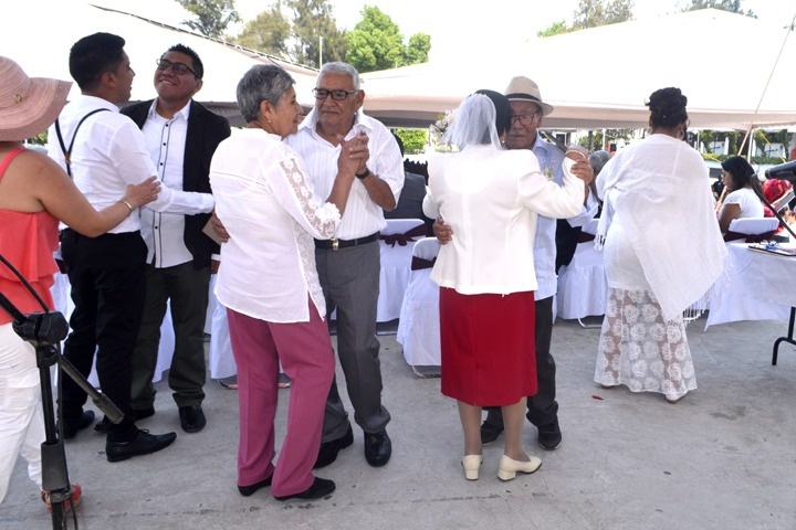 Iztacalco festeja la boda de 181 parejas