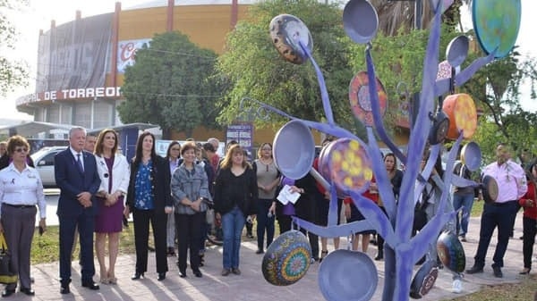 Mujeres rechazan inauguración de “árboles de sartenes” en Torreón