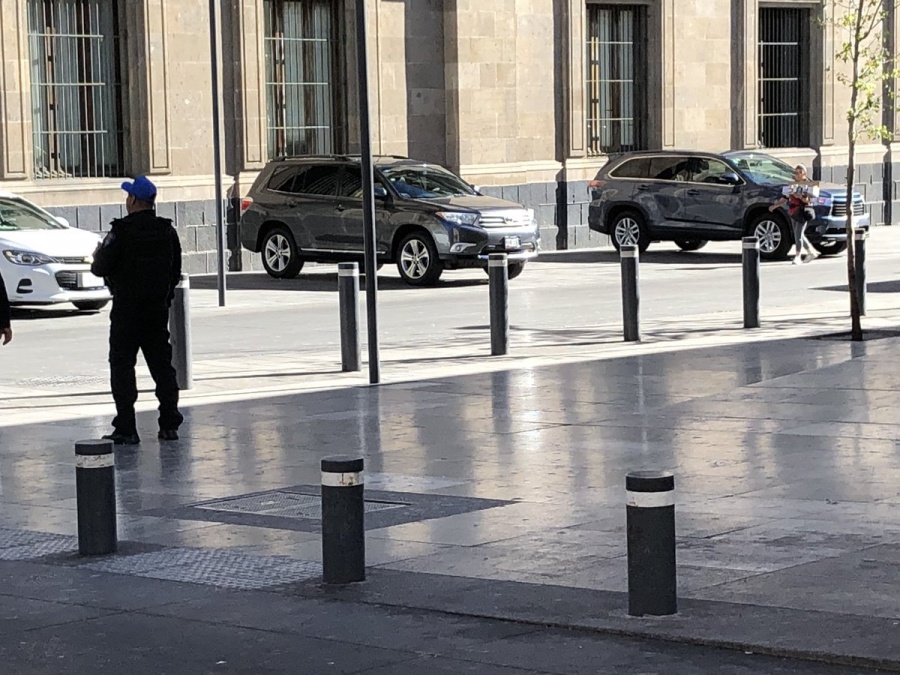Funcionarios se estacionan mal y sus vehículos fueron retirados de Palacio Nacional