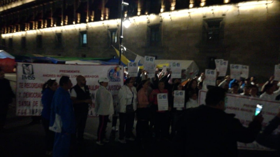 Continúan protestas en Palacio Nacional