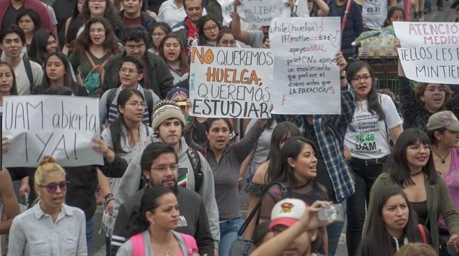 Estudiantes y maestros de la UAM se manifiesta en Bellas Artes