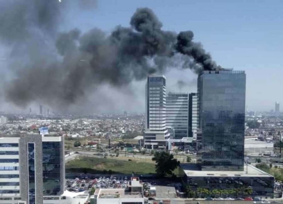 Se registra incendio en la Torre Titanium, Puebla