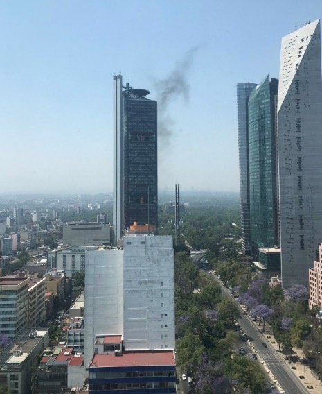 Falla eléctrica provoca humo en la Torre Bancomer