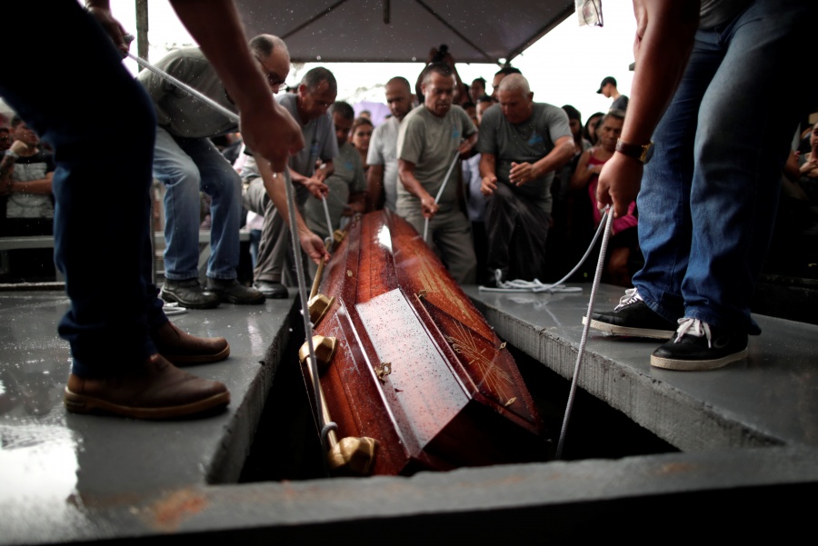 Realizan funeral colectivo para víctimas tras tiroteo en escuela en Brasil