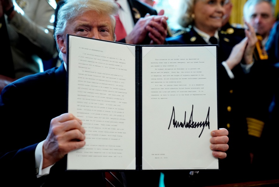 Trump firma veto para continuar con su emergencia nacional