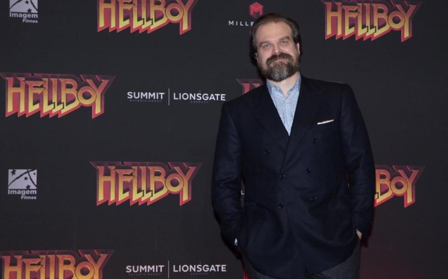 David Harbour promociona