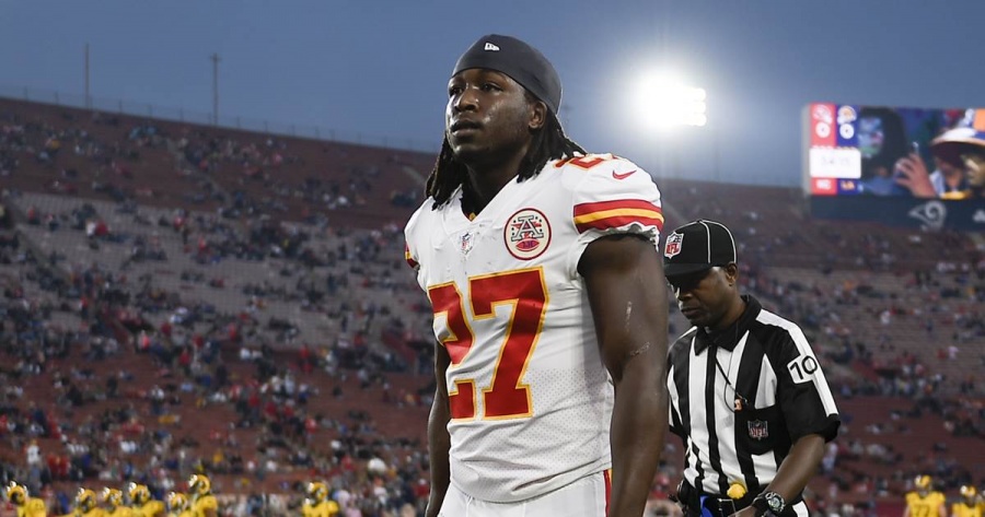 Por violencia, suspenden ocho partidos a Kareem Hunt