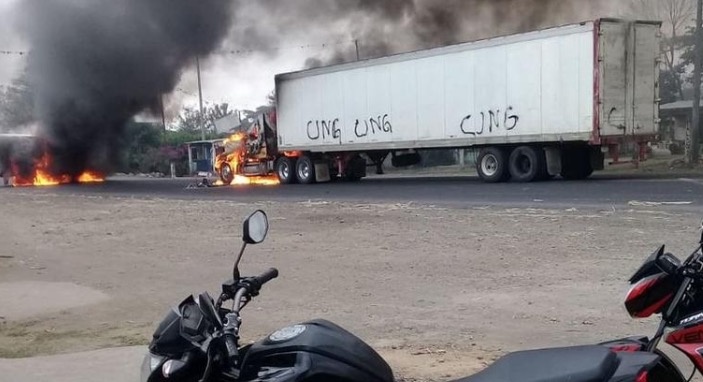 Bloquean carretera de Veracruz incendiando tráilers