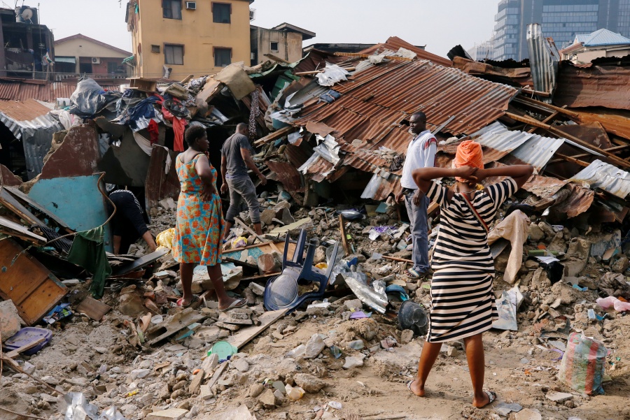 Suman 20 muertos tras el derrumbe de primaria en Nigeria