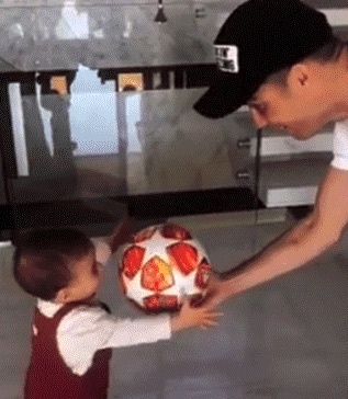 Ronaldo enseña a su hija menor a jugar con el balón: VIDEO