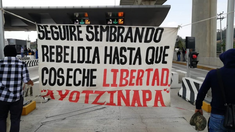 Normalistas de Ayotzinapa toman la caseta México-Cuernavaca